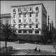 Gli ufficiali neozelandesi da parte loro occuparono, per farne un circolo, l�edificio della �Riunione adriatica di sicurt��, antica compagnia assicurativa italiana che aveva sede su corso Cavour di fronte al Teatro Petruzzelli

(F. Alexander Turnbull Library, Welligton, NZ. Ref. DA-04511-F)